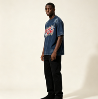 T-shirt Streetwear Oversize à Col Rond Kornit DTG, Imprimé Éclair Cursif Rouge et Or, Effet Délavé, Ourlet Brut et Détails Déchirés Multiples