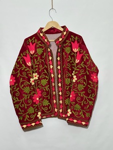 Chaqueta de terciopelo rojo para mujer, con cuello mandarín, bordado floral a mano, manga larga, estilo invierno, precio al por mayor. - Product Image 1