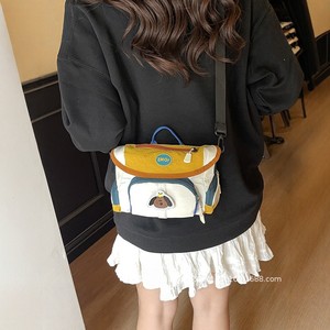 Sac bandoulière OEM color-block style dessin animé, petit sac en polyester pour jeunes, idéal pour le campus et les tenues quotidiennes - Product Image 3