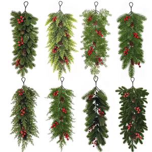 Guirlande murale de Noël artificielle Xianglin avec aiguilles de pin, baies rouges et cônes pour la décoration des fêtes - Product Image 1