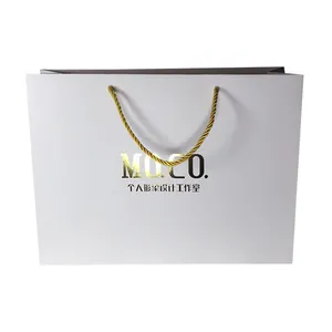 300 adet adedi özel tasarım ucuz beyaz kağıt çanta altın folyo Logo baskı ile