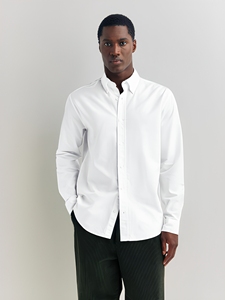 Chemise habillée blanche en coton pour homme, couleur unie, col rabattu, manches longues, infroissable, style formel, idéale pour le printemps - Product Image 1
