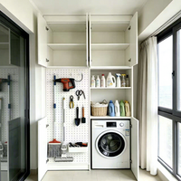 Armoire de rangement murale blanche sur mesure de qualité supérieure avec plusieurs compartiments pour les produits de lavage et les outils à main