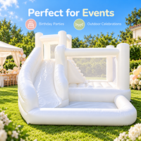 Structure gonflable blanche avec piscine à balles et toboggan, combo commercial pour location de fêtes en extérieur et en intérieur