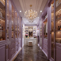 Dressing sur mesure rose pastel et lilas avec armoire vitrée, organisateur intelligent personnalisé et îlot de rangement avec coussin en velours
