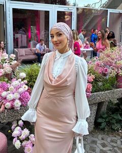 Ensemble Abaya Modeste et Respirant 2 Pièces ODM : 1 Robe Ample à Col Unique Couleur Unie 100% Polyéther + 1 Robe Intérieure à Manches Évasées Couleur Unie - Product Image 5