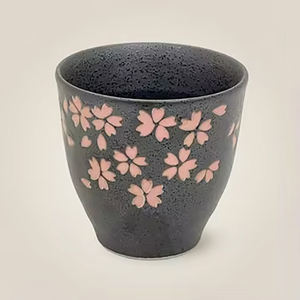 Tasse à thé japonaise en céramique noire de luxe Sakura pour les infusions de plantes - Product Image 1