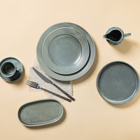 Service de vaisselle en céramique de porcelaine vert sauge à texture circulaire artisanale moderne P&T pour restaurant HoReCa