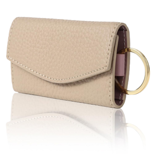 WRIZA Elegante Cartera para Llaves de Cuero Genuino Beige con Cierre de Solapa y Anillo Metálico Dorado, Organizador Compacto para Llaves de Coche para Uso Diario - Product Image 1