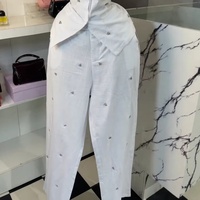 Ensemble tailleur pantalon taille haute élégant et personnalisé pour femme, avec gilet sans manches à col boutonné et incrustations de diamants, idéal pour l'été