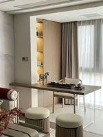 Armoire de chambre principale en bois bicolore à panneaux plats, avec coin de travail incurvé et grande capacité de rangement