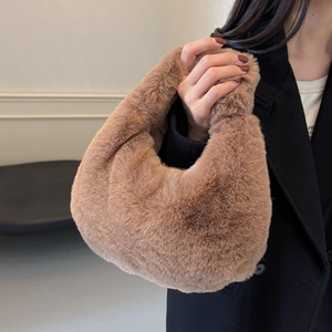 Bolso de Mano de Felpa con Pelo Sintético de Conejo, Novedad de Invierno 2025, Estilo Popular en Redes, para Mujer, Venta al por Mayor - Product Image 4