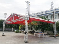 Structure en aluminium avec toit incurvé et écran LED pour scène extérieure portable, idéale pour expositions, concerts, événements et mariages, avec éclairage et sonorisation.