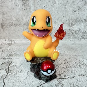 Figurine d'action Anime Charmander en PVC, modèle de collection avec base en roche, Poké Ball, décoration de bureau, cadeaux pour enfants, Japon - Product Image 1
