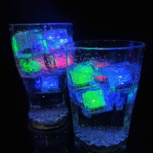 Cadeau promotionnel, <span class=keywords><strong>cube</strong></span> de glace lumineux à LED avec capteur de liquide automatique à 7 couleurs changeantes, sans BPA, de qualité alimentaire - Product Image 2