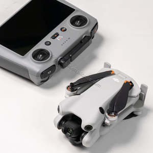 Drone pliable DJI Mini 4 <span class=keywords><strong>Pro</strong></span> 4K HDR avec télécommande RC <span class=keywords><strong>2</strong></span> (avec écran) Fly More Combo Plus - Product Image 2