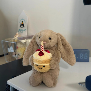 Peluche Jellycat Shy Bunny Doll Hugs Birthday Cake avec rembourrage en coton PP et tissu en peluche courte - Product Image 4
