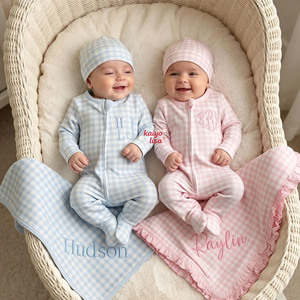 Personalisierte Neugeborenen-Gingham-Karo-Strampler mit Reißverschluss und Decke, Monogramm-Stickerei, passende Geschenksets für Geschwister - Product Image 2