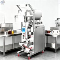 Kleine automatische machine voor het vullen, verpakken en sealen van sinaasappelsap in zakjes voor thuisgebruik.