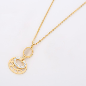 Collier pendentif géométrique en or avec incrustation de zircon, bijou à porter au quotidien, cadeau - Product Image 1