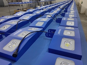 WAKATEK Lumière d'inondation solaire alimentée par Solor Chemin de terre rechargeable 200W 300w Led Street grandes lumières solaires d'extérieur - Product Image 5