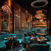 Ensemble de meubles de luxe pour café, restaurant, canapé en velours bleu incurvé, tables rondes à plateau texturé et fauteuils assortis