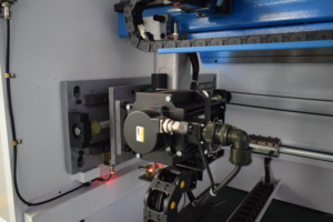 CT15 Synchronisierte Vollautomatische CNC-Abkantpresse für Aluminium & Edelstahl WE67K-110T/3200 Hydraulikpumpe - Product Image 5