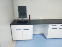 Table d'appoint centrale tout acier pour laboratoire scientifique avec armoire murale de rangement et équipement pour salles informatiques