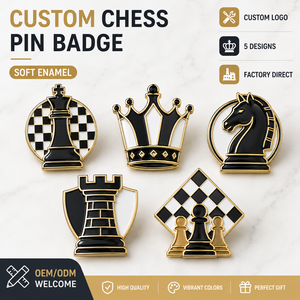 Badge en émail souple personnalisé en gros, motif pièces d'échecs (Roi, Reine, Cheval, Tour), épinglette métallique avec logo pour club d'échecs, souvenir ou cadeau - Product Image 1