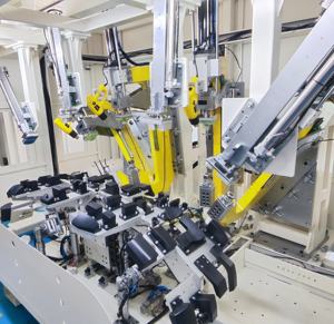 Équipement intégré de poinçonnage et de soudage par ultrasons pour les supports de radar de pare-chocs de voiture pour le soudage du plastique - Product Image 4