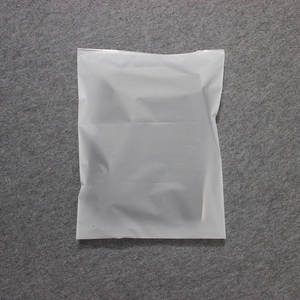 Sac d'emballage en plastique transparent avec fermeture éclair, personnalisable avec logo, en matériaux biodégradables recyclés, finition mate/givrée, pour vêtements et t-shirts - Product Image 2