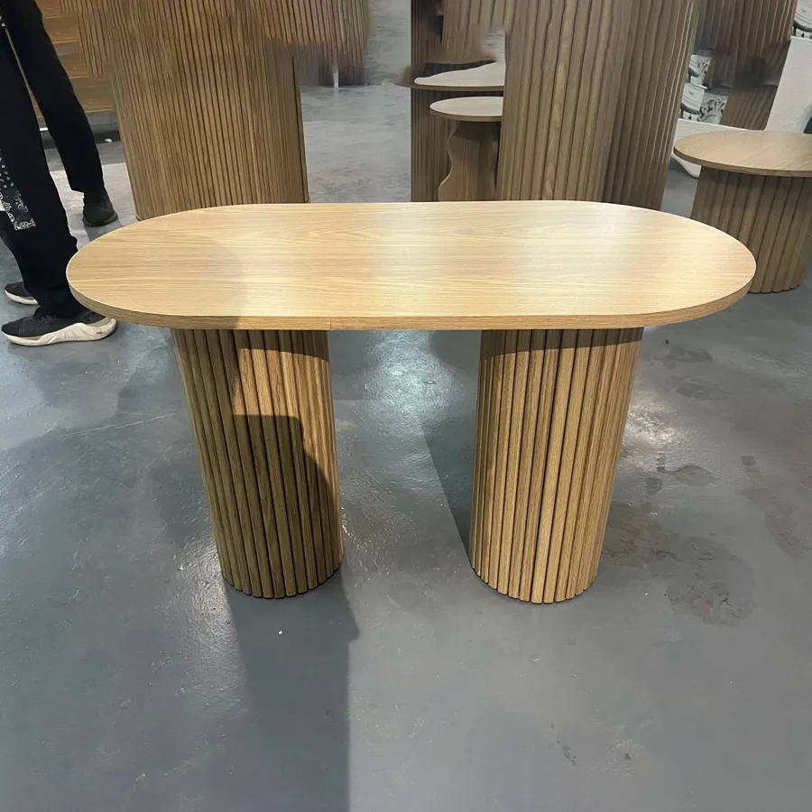 Salon design Appartement créatif Pilier romain ovale Table à manger démontable avec base en bois et finition naturelle