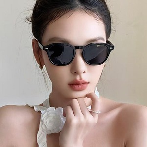 แว่นกันแดดทรงวงรีแบบเต็มขอบโพลาไรซ์ UV400 สำหรับทุกเพศ ป้องกันแสงแดดสไตล์เรโทร กรอบสีดำสำหรับผู้ใหญ่ พร้อมกล่อง - Product Image 2