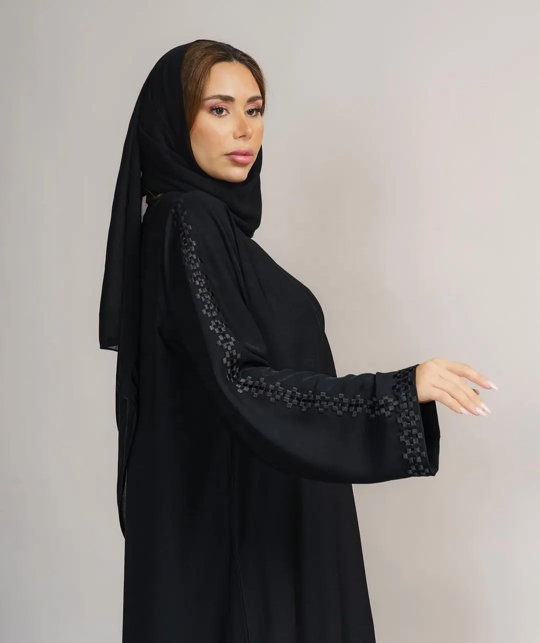 بيكومفورت أسود داكن نمط الحياكة عباية دبي المرأة المسلمة اللباس عباية نسائية رداء مسلماني مع الحجاب