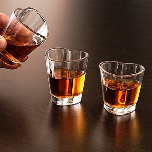 Directo de fábrica Logotipo personalizable Vaso de chupito en forma de corazón personalizado Diseño clásico Copa de vino pequeña para hoteles Embalado en caja - Product Image 4