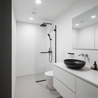 Sofisticada Vivienda Modular de 2 Pisos con Escaleras Metálicas Exteriores y Balcón para Apartamentos Modernos de Personal