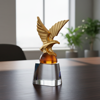 Trophée en cristal Aigle Doré avec gravure laser, impression par transfert thermique, base colorée dégradée imperméable pour événements prestigieux