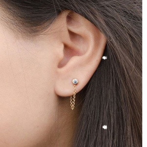 Boucles d'oreilles clous géométriques de luxe en zircon blanc, style européen et américain, nouveauté vintage tendance, avec chaîne en acier inoxydable et pampille religieuse - Product Image 6