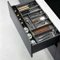 Ensemble d'armoires de cuisine modulaires de luxe modernes avec îlot central, panneaux plats, couleur gris anthracite, éclairage LED intégré