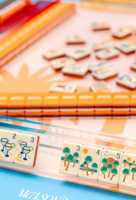 Tuiles de Mahjong en Acrylique Gratté à la Main à Quatre Couches Style Européen et Américain Lumina, Emballage Boîte Couleur PVC, Jeu de Société en Carton