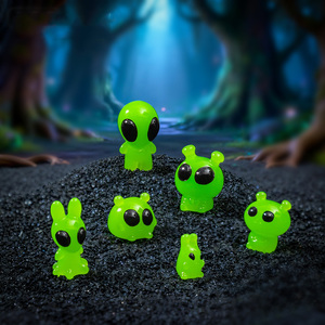Figurines miniatures en résine de petits extraterrestres aux grands yeux mignons pour jeu de cache-cache, décoration de bureau, garniture de slime et décoration de voiture, cadeaux créatifs - Product Image 1