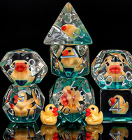 Jeu de dés polyédriques en résine dés violets transparents avec figurines d'ours rouge intégrées jeux de société