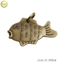 Bracelet avec pendentif en forme de poisson en laiton fait sur mesure, accessoire fait à la main, logo gravé, breloques de bijoux