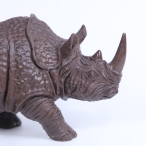 Œuvre d'art en forme de <span class=keywords><strong>rhinocéros</strong></span> sculptée à la main en pierre de café - Artisanat exquis - Product Image 2