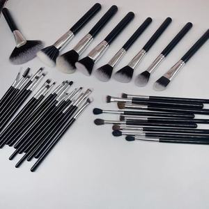 Ensemble de 40 pinceaux de maquillage, poils synthétiques, classique, noir, argent, manche en bois, pinceau éventail pour le visage, kit cosmétique professionnel - Product Image 2