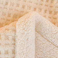 Tissu en fausse fourrure d'agneau 100 % polyester, couleur unie, texture gaufrée, doux pour la peau, idéal pour l'hiver, moderne et chaud pour la maison et le lit.