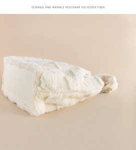 Túi xách sang trọng được kiểm tra trong một màu kem mềm mại với thiết kế chuỗi trắng thời trang và dễ thương - Product Image 3