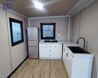 Kompaktes Tragbares Doppelflügel-Erweiterungshaus Modulares Containerhaus mit Satteldach und Vorderbalkon für Strandresorts