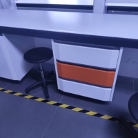 Banc d'islande de laboratoire tout acier certifié CE, mobilier de laboratoire avec plan de travail en époxy, évier, robinet de gaz et bras d'extraction des fumées