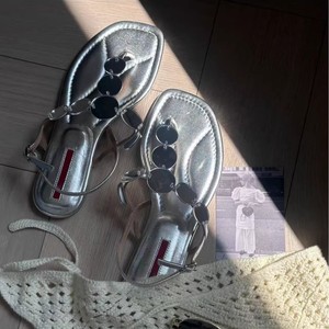 Sandales plates romaines élégantes pour femmes en cuir véritable, style rétro, avec bout miroir argenté, polyvalentes pour la plage - Product Image 3
